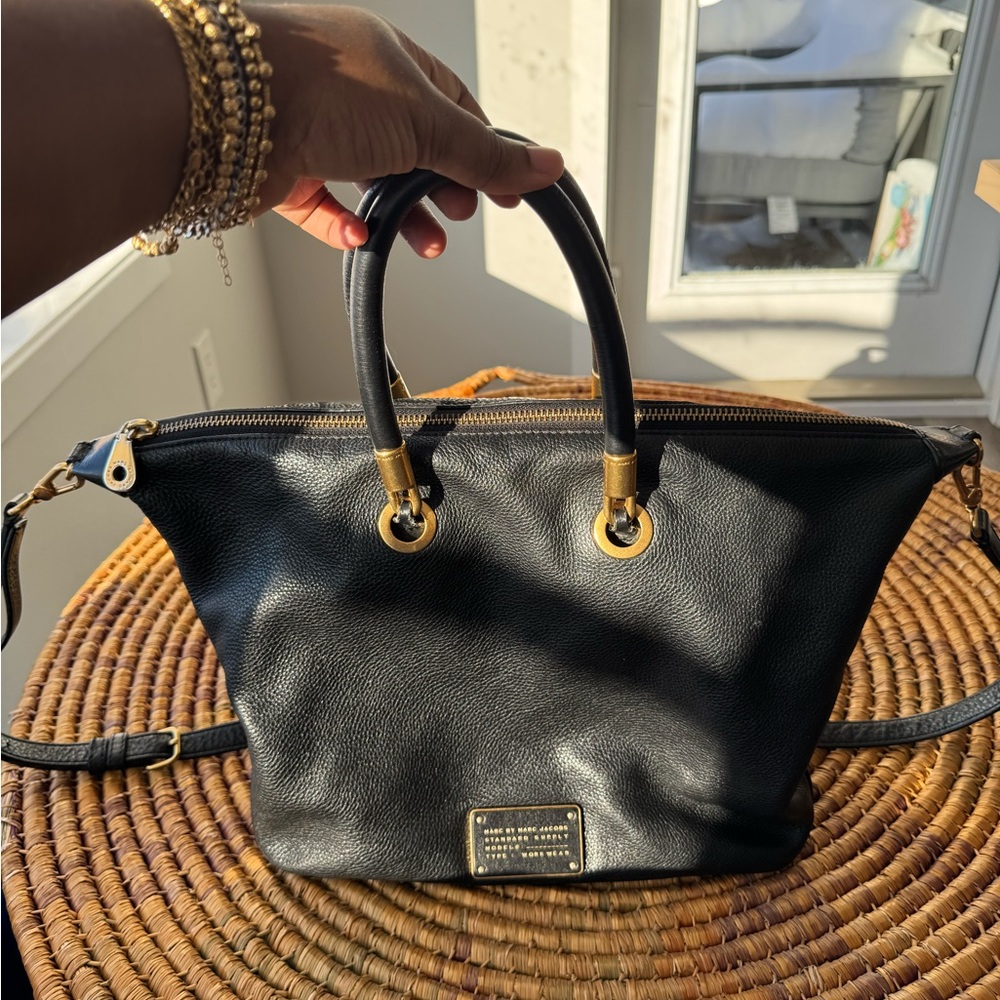 Marc jacobsBlack and Gold Shoulder Bag with Leather Material and Stylish Handles